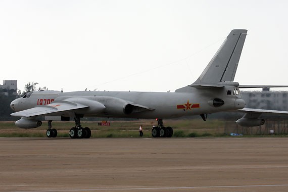 Máy bay tiếp dầu HY-6 Trung Quốc