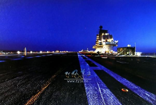 Tàu sân bay Liêu Ninh được chụp vào ban đêm