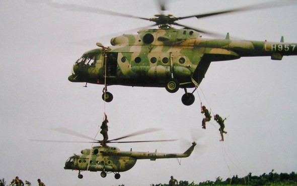 Máy bay trực thăng Mi-171 Trung Quốc thực hiện nhiệm vụ đổ bộ