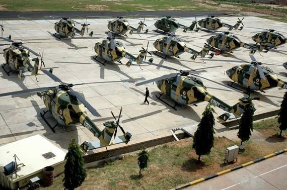 Máy bay trực thăng hạng nhẹ tiên tiến Dhruv do Ấn Độ tự nghiên cứu sản xuất, đã trang bị hàng loạt cho Quân đội Ấn Độ