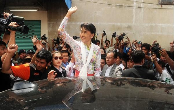 Ngày 29/5/2012, nhà lãnh đạo Liên minh dân chủ toàn quốc Myanmar Aung San Suu Kyi lần đầu tiên ra nước ngoài trong 24 năm qua, đó là chuyến thăm Thái Lan.