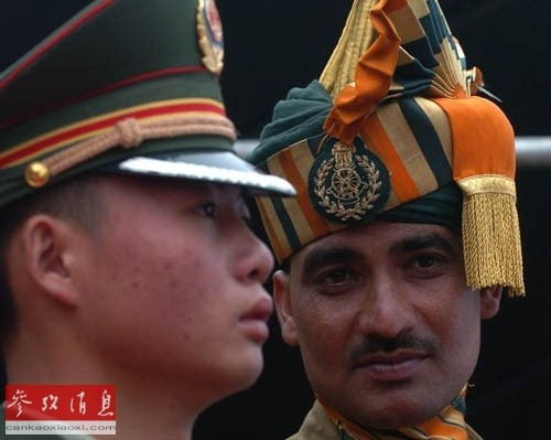 Ngày 6/7/2006, một cảnh sát vũ trang biên phòng Trung Quốc (trái) và một quân nhân biên phòng Ấn Độ canh gác ở khu vực biên giới Trung-Ấn