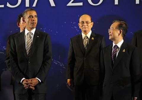 Myanmar có thể trở thành vũ đại cạnh tranh Trung-Mỹ. Trong hình là Tổng thống Myanmar đứng giữa Tổng thống Mỹ (trái) và Thủ tướng Trung Quốc (phải) tại Bali, Indonesia vào ngày 19/11/2011.