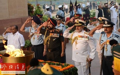Ấn Độ lần đầu tiên tổ chức kỷ niệm về chiến tranh Ấn-Trung năm 1962. Trong hình là các quan chức cấp cao Ấn Độ tại lễ kỷ niệm tròn 50 năm chiến tranh Ấn-Trung tại New Delhi.
