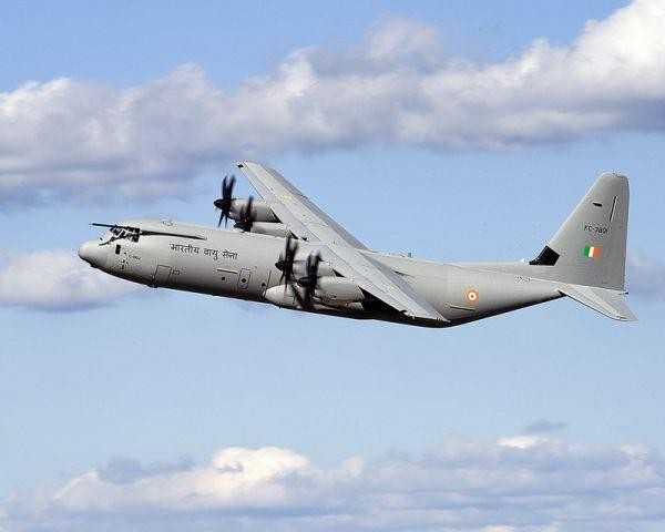 Máy bay vận tải chiến thuật C-130J Super Hercules, Ấn Độ mua của Mỹ. Tính đến năm 2009, Ấn Độ có khoảng 100 máy bay vận tải hạng trung An-32 và 20 máy bay vận tải hạng nặng IL-76. Năm 2008, Ấn Độ ký hợp đồng mua 6 máy bay vận tải C-130 Hercules của Mỹ.