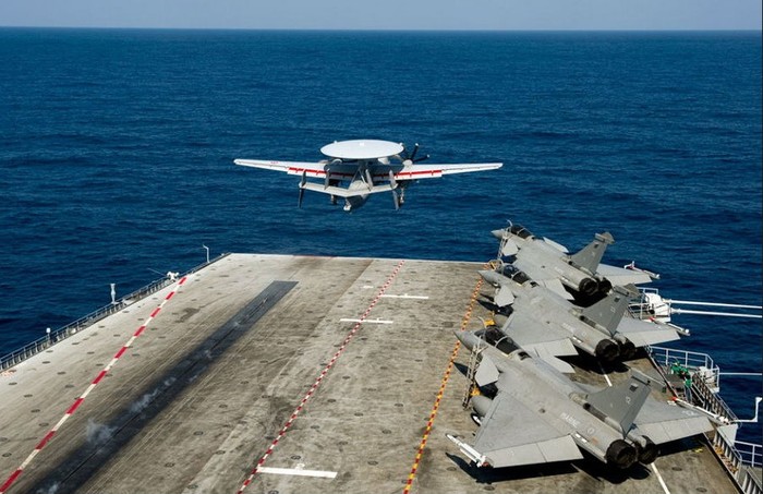 Máy bay cảnh báo sớm E-2C Hawkeye cất cánh từ tàu sân bay Charles De Gaulle, Hải quân Pháp.