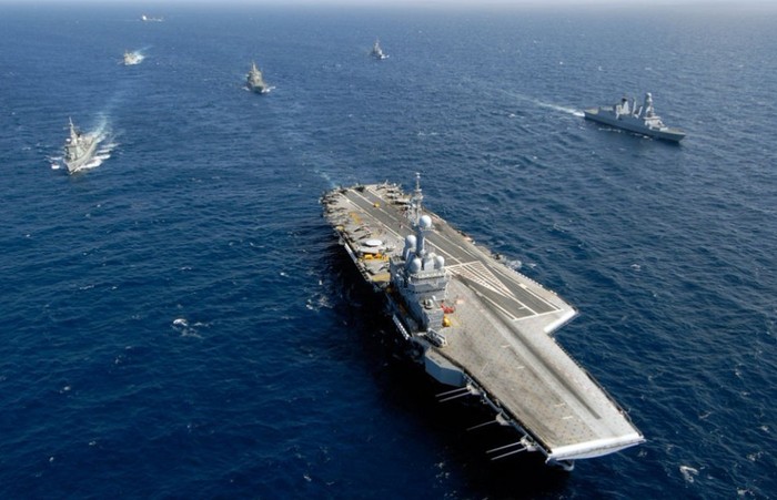 Cụm chiến đấu tàu sân bay Charles De Gaulle R91 của Hải quân Pháp tham gia tập kích đường không đối với Lybia năm 2011.