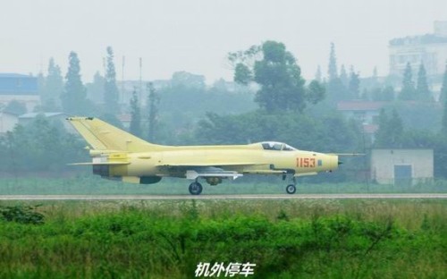 Máy bay chiến đấu F-7BGI (dòng J-7) do Công ty Công nghiệp Máy bay Thành Đô Trung Quốc sản xuất, bán cho Bangladesh.