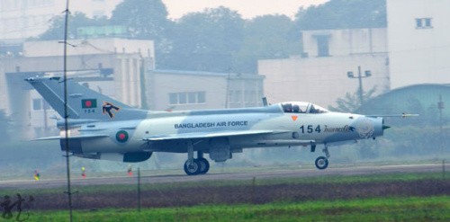 Trung Quốc sản xuất máy bay chiến đấu F-7BGI (dòng J-7) cho Bangladesh. Báo Nga cho biết, từ thập niên 1960 trở lại đây, Trung Quốc đã xuất khẩu máy bay chiến đấu dòng J-7 tới các nước Albania, Bangladesh, Ai Cập, Zimbabwe, Iraq, Iran, CHDCND Triều Tiên, Myanmar, Pakistan, Sudan, Tanzania và Sri Lanka, tổng cộng khoảng 500 chiếc.