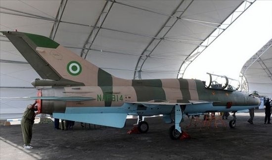 Máy bay J-7NI của Không quân Nigeria. Tháng 9/2005, Chính phủ Nigeria phê chuẩn hợp đồng cho phép Không quân nước này mua 15 máy bay chiến đấu dòng F-7 (J-7) của Công ty Công nghiệp Máy bay Thành Đô Trung Quốc, trị giá 251,4 triệu USD. Trung Quốc cũng đã đào tạo phi công cho Không quân Nigeria. Tuy nhiên, trong thời gian gần đây, máy bay chiến đấu F-7NI và máy bay chiến đấu-huấn luyện FT-7NI cũng đã vài lần rơi vỡ, cho thấy độ an toàn của loại máy bay này cũng có vấn đề.