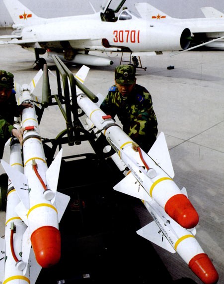 Máy bay chiến đấu J-7 của Không quân Trung Quốc trang bị tên lửa PL-5C