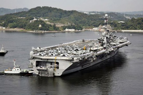Tàu sân bay động cơ hạt nhân USS George Washington mang theo nhiều loại máy bay quân dụng.