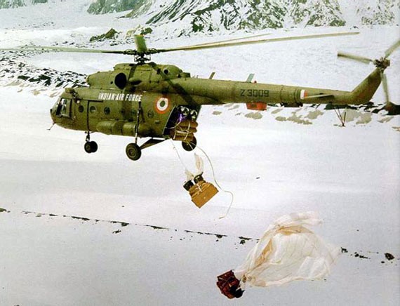 Máy bay trực thăng Mi-17-1V của Lục quân Ấn Độ thả vật tư xuống mặt đất