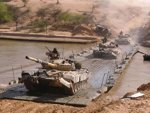 Xe tăng chiến đấu T-72M1 Lục quân Ấn Độ tham gia diễn tập quân sự