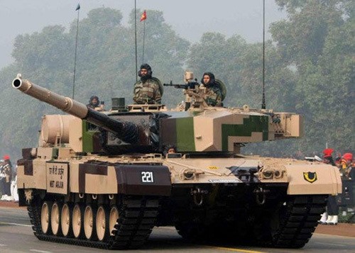 Xe tăng chiến đấu Arjun của Ấn Độ trong lễ duyệt binh, do Ấn Độ tự chế tạo