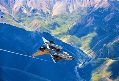Máy bay chiến đấu J-10 của Đại quân khu Thành Đô huấn luyện tấn công không đối đất ở Tây Tạng