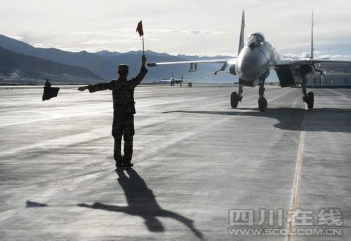 Máy bay chiến đấu J-11 Quân đội Trung Quốc huấn luyện trên cao nguyên