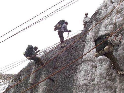Quân đội Ấn Độ huấn luyện trên núi cao