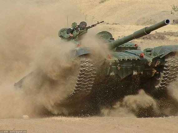 Xe tăng T-72 của Lục quân Ấn Độ trong một cuộc diễn tập, huấn luyện.