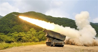 Mỹ-Hàn diễn tập bắn đạn thật tại Cheorwon, Hàn Quốc. Quân Mỹ đóng tại Hàn Quốc yêu cầu Lầu Năm Góc tăng số lượng máy bay và tăng cường khả năng phòng thủ tên lửa