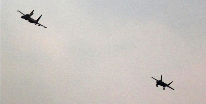 Máy bay J-11BS tháp tùng khi J-31 bay thử (ảnh không rõ tính xác thực)