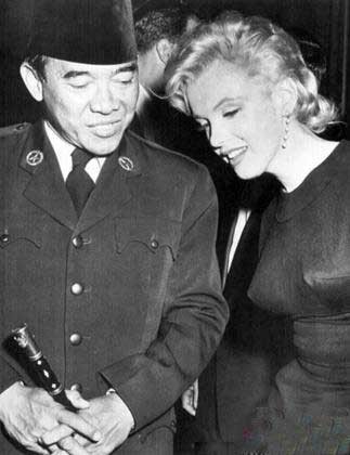 Cựu Tổng thống Indonesia Sukarno và Marilyn Monroe năm 1956