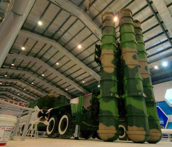Tên lửa phòng không FD-2000 là phiên bản xuất khẩu của tên lửa phòng không HQ-9 do Trung Quốc sản xuất.