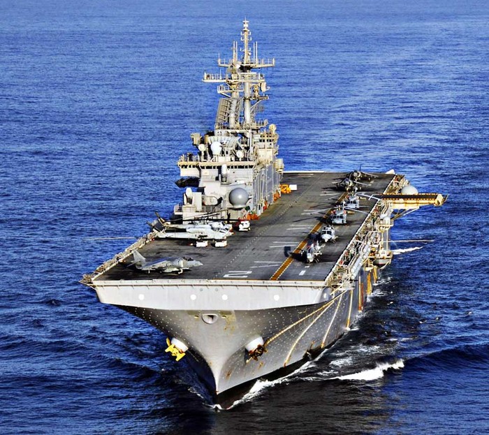 Tàu tấn công đổ bộ USS Wasp (LHD-1) được trang bị máy bay trực thăng/vận tải cánh xoay MV-22 Osprey