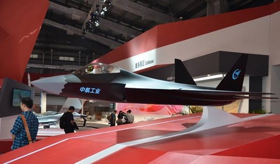 Mô hỉnh máy bay chiến đấu tàng hình J-31 lần đầu tiên xuất hiện tại Triển lãm Hàng không Chu Hải, Trung Quốc năm 2012