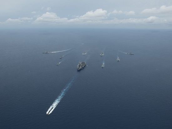 Hạm đội liên hợp hải quân Mỹ-Ấn phô diễn sức mạnh tại vịnh Bengal ở Ấn Độ Dương.