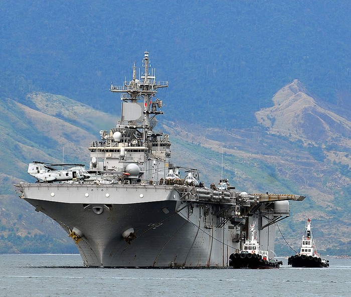 Tàu tấn công đổ bộ USS Essex của Hải quân Mỹ hiện diện ở vịnh Subic, Philippines.