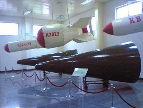 Mô hình đầu đạn hạt nhân của Trung Quốc: màu trắng phía trên là bom hạt nhân hàng không, màu xanh phía dưới là đầu đạn hạt nhân của tên lửa DF (Đông Phong).