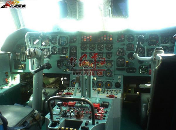 Khoang điều khiển máy bay cảnh báo sớm KJ-2000