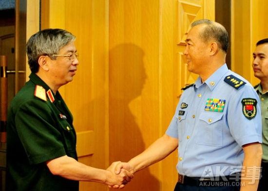 Ông Mã Hiểu Thiên, Thượng tướng (bên phải) làm Tư lệnh Không quân Trung Quốc. (ảnh tư liệu khi ông này gặp gỡ Thứ trưởng BQP Việt Nam, Thượng tướng Nguyễn Chí Vịnh