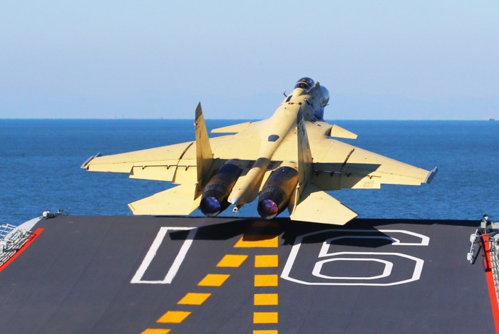 Máy bay chiến đấu hải quân J-15 cũng được cho là sao chép Su-33 của Nga