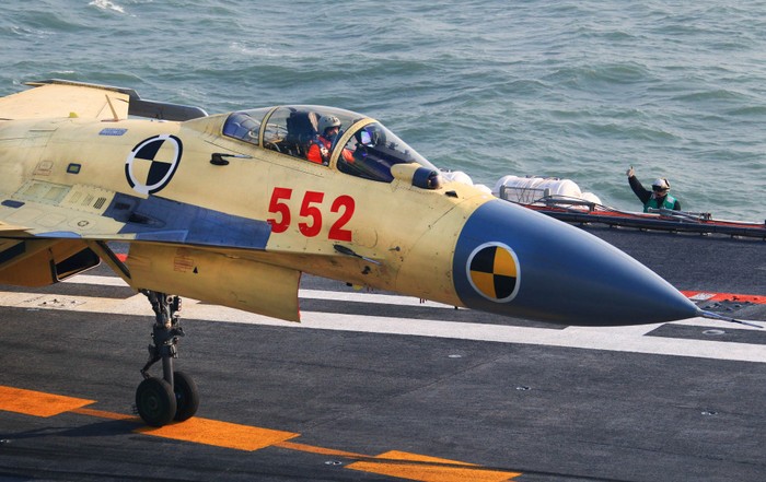 Hải quân Trung Quốc thử nghiệm cất cánh máy bay J-15 trên tàu sân bay