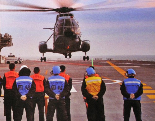Máy bay trực thăng Z-8 thử hạ cánh trên tàu sân bay Liêu Ninh