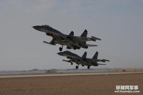 Hai máy bay chiến đấu Trung Quốc cất cánh trên cao nguyên