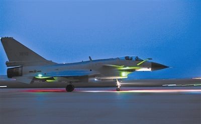 Máy bay chiến đấu J-10 của Không quân Trung Quốc đóng vai "quân địch" huấn luyện tác chiến trong đêm, chuẩn bị cất cánh trên đường băng.