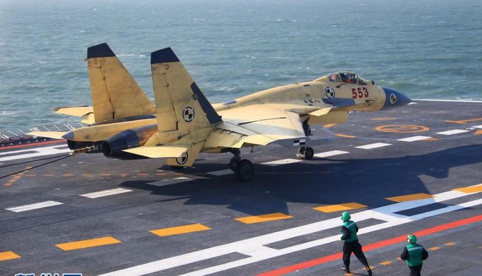 Trung Quốc vừa cho máy bay chiến đấu hải quân J-15 cất/hạ cánh thử trên tàu sân bay Liêu Ninh