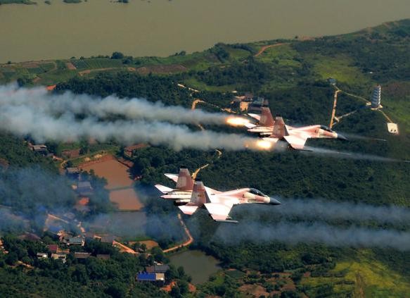 Máy bay chiến đấu Su-30 của lực lượng hàng không Đại quân khu Quảng Châu sơn màu mô phỏng quân đối phương để đào tạo phi công