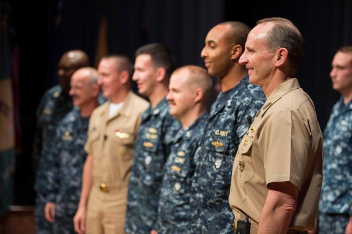 Bộ trưởng tác chiến Hải quân Mỹ chúc mừng các binh sĩ ưu tú