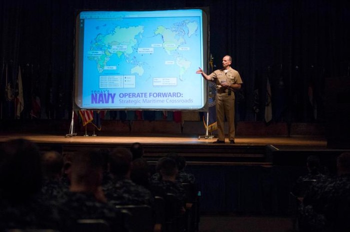 Bộ trưởng/Tư lệnh tác chiến Hải quân Mỹ giới thiệu cho binh sĩ về các căn cứ hải quân Mỹ trên toàn thế giới.