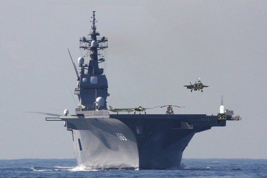 Tàu sân bay trực thăng của Lực lượng Phòng vệ Biển Nhật Bản. Nhật Bản đang tiếp tục chế tạo loại tàu này với lượng giãn nước lớn hơn nhiều.
