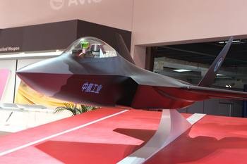 Trung Quốc trưng bày mô hình máy bay chiến đấu tàng hình J-31 tại triển lãm hàng không 2012