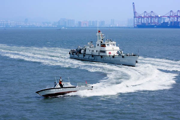 Tàu tuần tra của Hải quan Trung Quốc trên biển