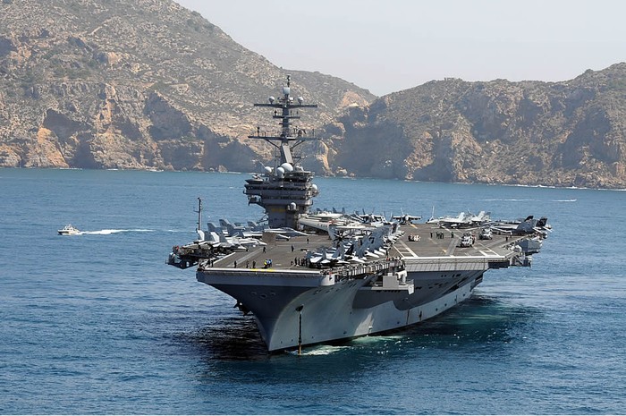 Tàu sân bay USS George Bush dài 332 m, cao bằng 1 tòa nhà 20 tầng, có thể mang theo 60.000 thủy thủ và nhân viên lính thủy đánh bộ, tốc độ tối đa 30 hải lý/giờ, lượng giãn nước hơn 100.000 tấn, mang theo tối đa 100 máy bay chiến đấu, chi phí chế tạo 6,2 tỷ USD.