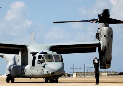 Máy bay Osprey có rất nhiều công dụng, có thể đáp ứng nhu cầu của 32 loại nhiệm vụ. Cựu quan chức Mỹ cho rằng, Mỹ triển khai máy bay MV-22 Osprey ở Nhật Bản là để hỗ trợ Nhật Bản phòng thủ đảo Senkaku. Mỹ coi đảo Senkaku thích hợp với Hiệp ước An ninh Mỹ-Nhật.