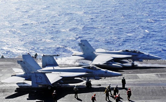 Máy bay chiến đấu F/A-18 trên tàu sân bay của Hải quân Mỹ.