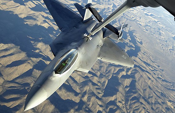 Chiến đấu cơ F-22 có đặc điểm tấn công mạnh. Trong hình F-22 được tiếp dầu trên không.